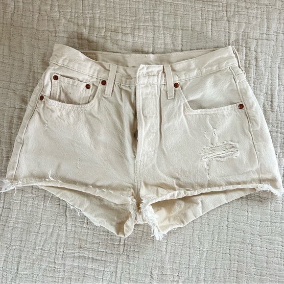 Levi’s - 501 cut off Jean shorts in cream/ivory size 29 - Picture 1 of 5